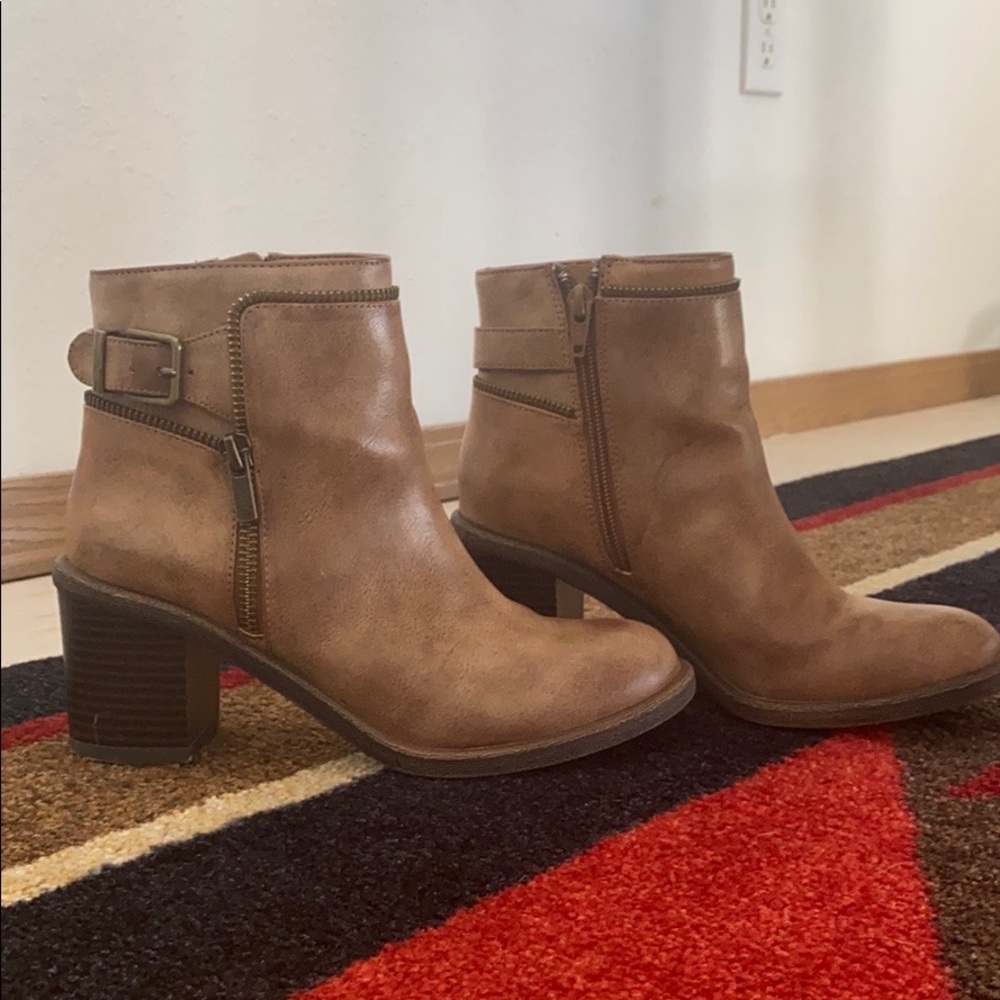 Gianni Bini ankle boots